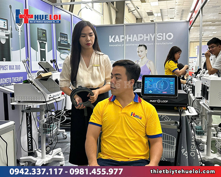 khách hàng trải nghiệm máy từ trường trị liệu