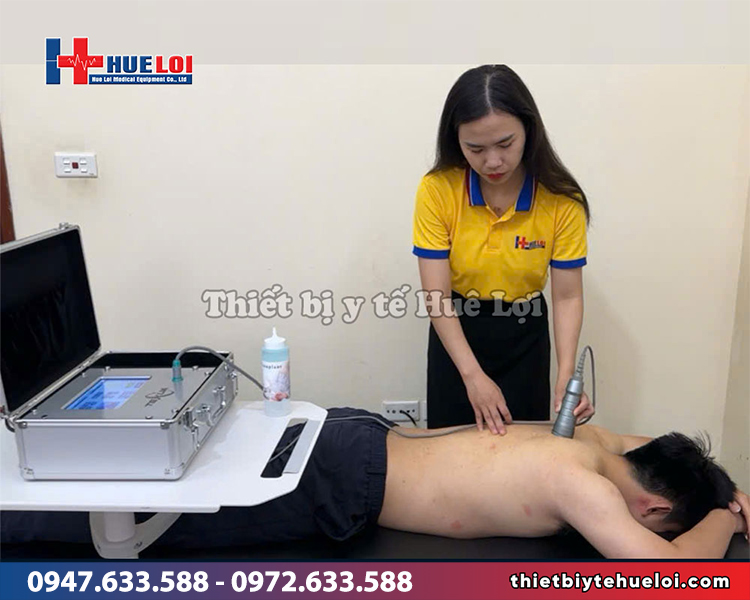 khách hàng trải nghiệm máy siêu âm trị liệu texua