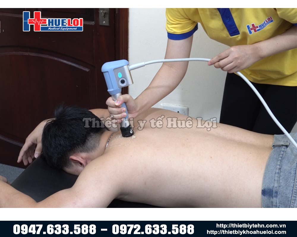 bệnh nhân trị liệu bằng máy xung kích